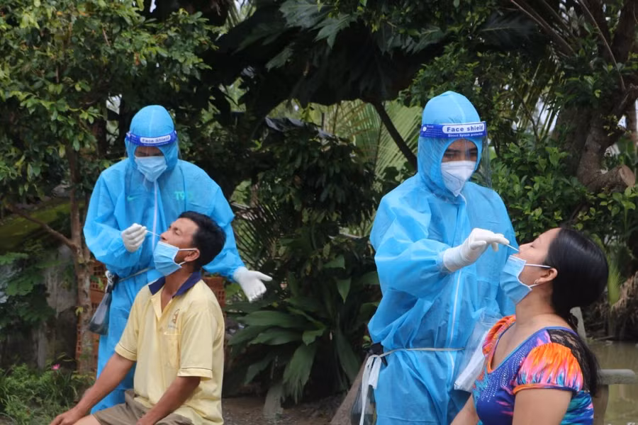 Nhân viên y tế lấy mẫu tại nhà cho người dân. Ảnh: H.Hoa.