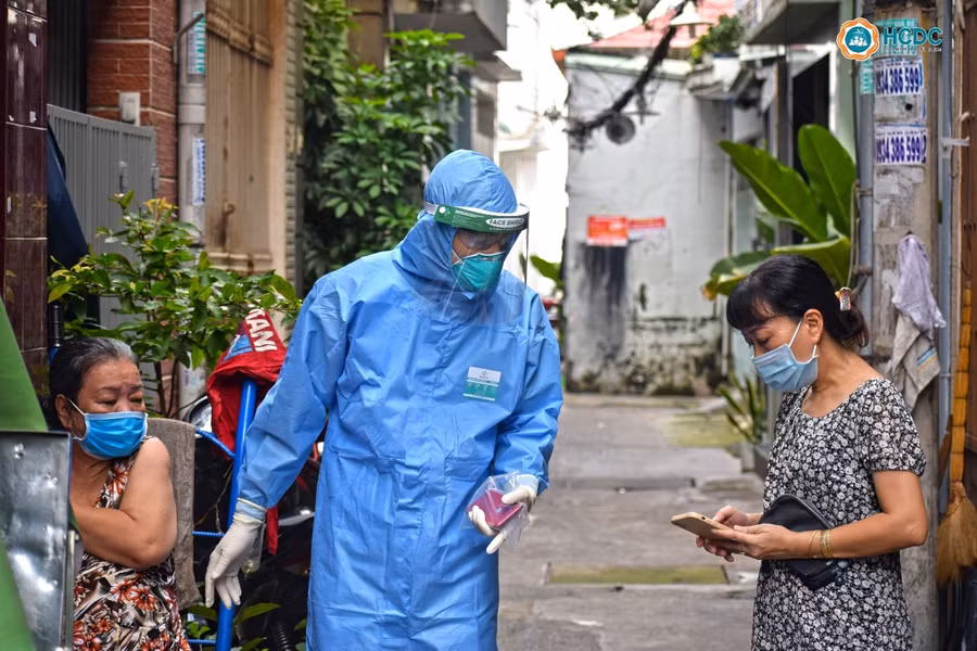 Sau khi tiêm xong, người nhà và người được tiêm sẽ được hướng dẫn theo dõi sức khỏe sau tiêm, hướng dẫn sử dụng thuốc nếu có. Nguồn: HCDC TP Hồ Chí Minh.