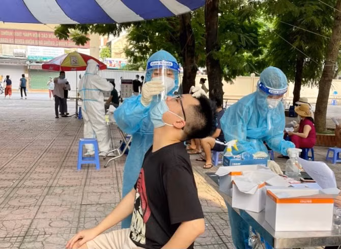 Cán bộ y tế lấy mẫu xét nghiệm cho người dân trên địa bàn phường Khương Trung. Nguồn: SYT Hà Nội.