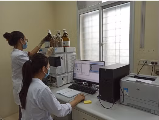 Kiểm tra độ tinh sạch của sản phẩm trên thiết bị HPLC tại Viện Hóa sinh biển. Ảnh: Viện Hàn lâm Khoa học và Công nghệ Việt Nam.