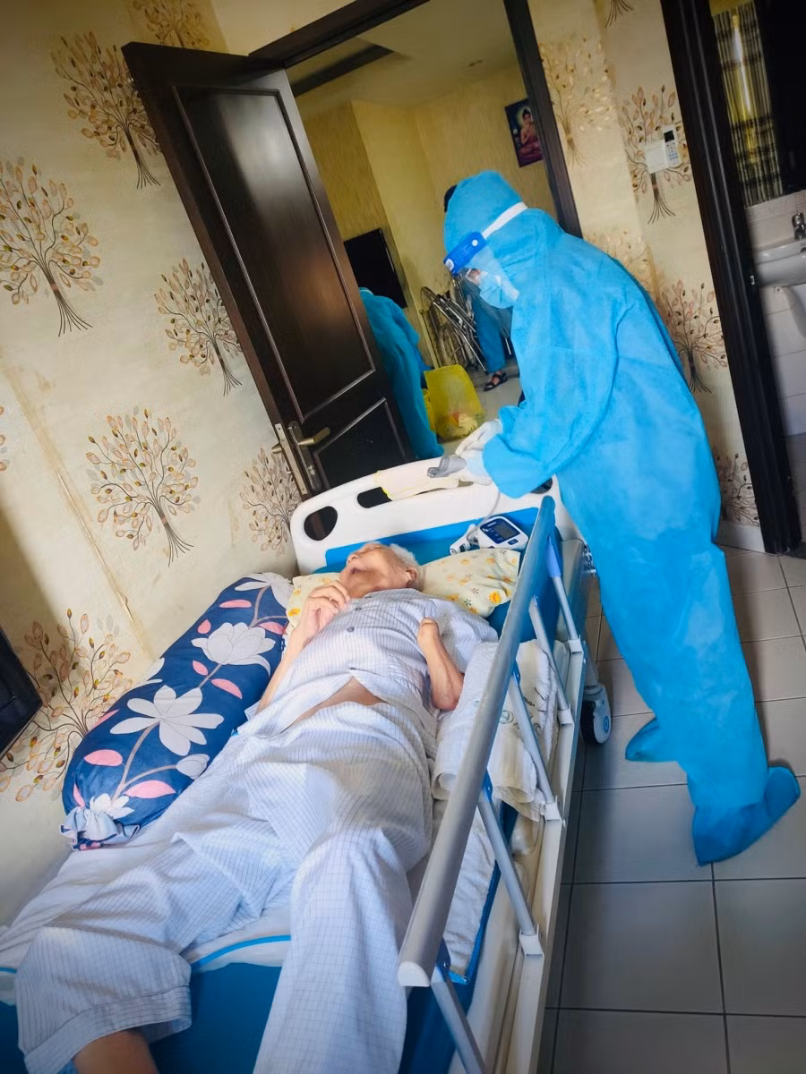 Theo đó, với mong muốn nhanh chống đạt được miễn dịch cộng đồng hạn chế sự lây lan của vi rút giúp sớm đẩy lùi dịch bệnh Covid-19. Trạm Y tế phường 11, Quận 6 đã đến tận nhà tiêm vắc xin ngừa Covid-19 cho người già, người bị tai biến đi lại khó khăn trên địa bàn phường.