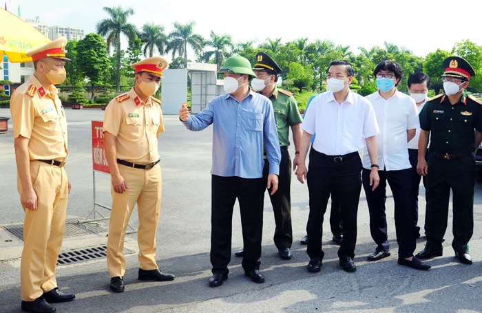 Bí thư Thành ủy Đinh Tiến Dũng kiểm tra việc thiết lập các chốt kiểm soát người ra vào Vùng 1. Nguồn: Thành ủy Hà Nội.