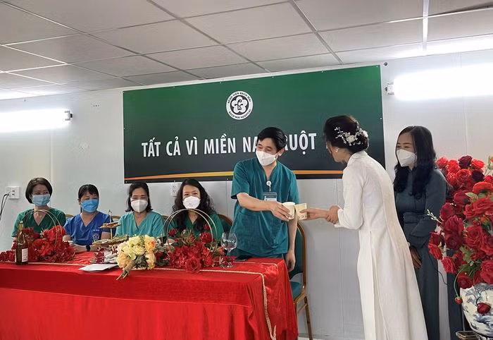 Cô dâu Ngọc Diệp mời rượu các y bác sỹ đang công tác tại Bệnh viện dã chiến số 16, đại diện họ nhà gái. - Ảnh: Mai Hương.