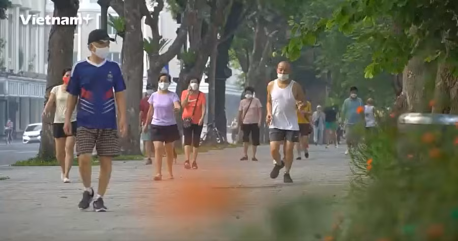 Hầu hết người dân đều chấp hành nghiêm quy định phòng dịch như: đeo khẩu trang, không tụ tập nơi công cộng. Nguồn: Vietnamplus.