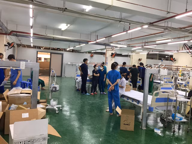 Khu điều trị bệnh nhân được tận dụng từ hầm để xe chung cư. Ảnh: VNN.