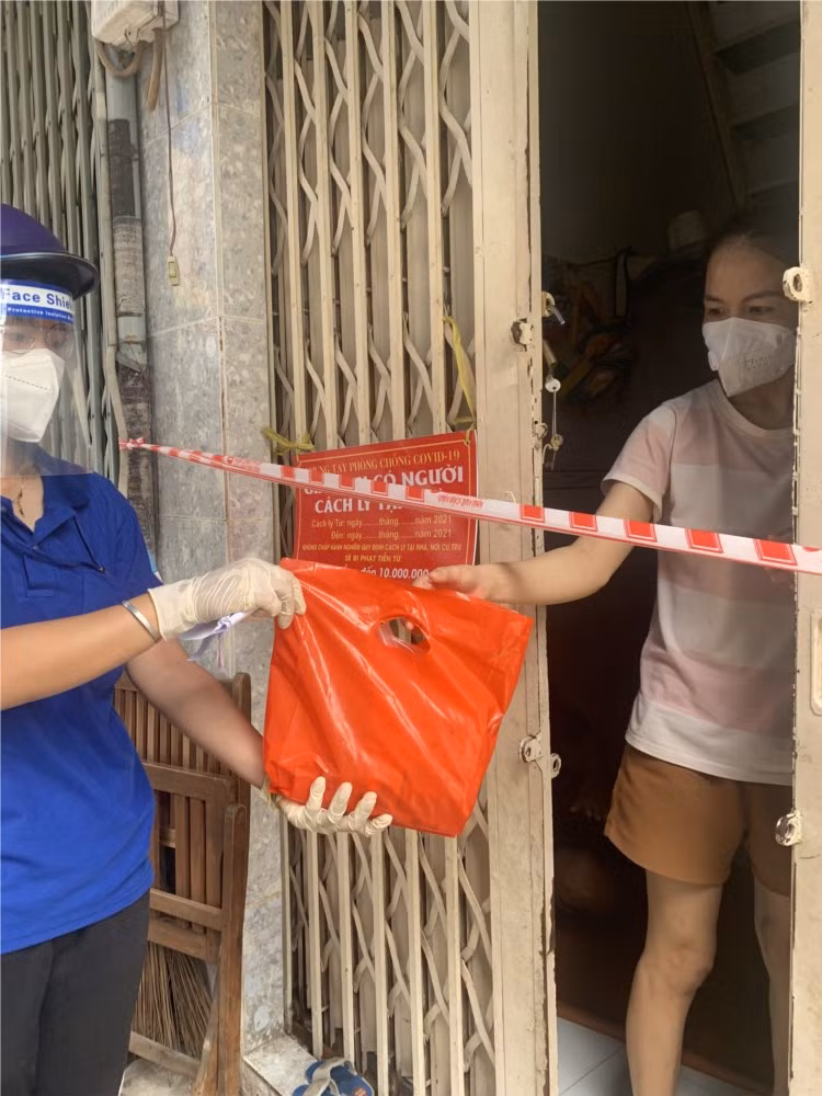 Gần 100 trường hợp được tặng máy đo nồng độ oxy trong máu và nhiệt kế để theo dõi (theo túi thuốc do một đơn vị tài trợ).