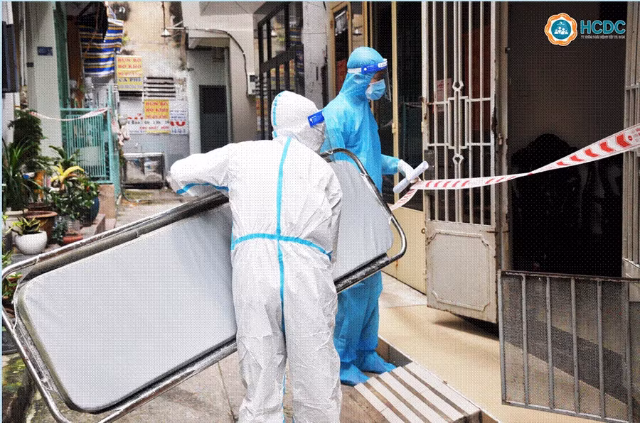 11 giờ 30 phút ngày 6/8, Trạm Y tế lưu động Phường 12 (đặt tại Trường Trung cấp nghề nhân đạo, số 453/39 Lê Văn Sỹ, Phường 12, Quận 3) nhận thông tin có trường hợp bệnh nhân Covid-19 cách ly tại nhà cần hỗ trợ, lập tức Tổ cấp cứu gồm Bác sĩ phụ trách trạm và 2 điều dưỡng mang theo bình ôxy và các vật dụng y tế đến nhà bệnh nhân. Sau khi cấp cứu ban đầu, bệnh nhân đã cảm thấy dễ thở và khỏe hơn.