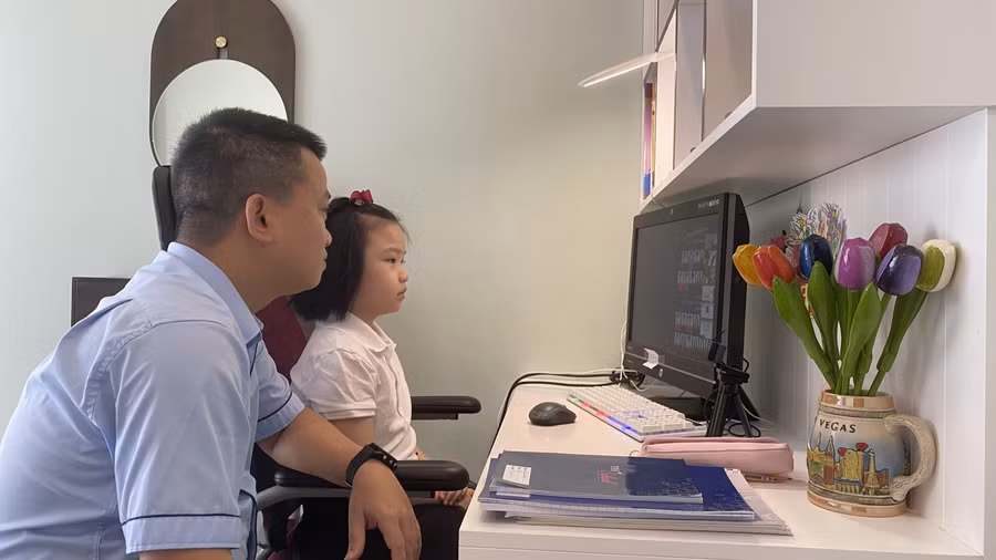 Bảo Khánh, học sinh lớp 3D trường TH School Chùa Bộc dậy từ sớm chuẩn bị đồng phục và háo hức chào đón lễ khai giảng.