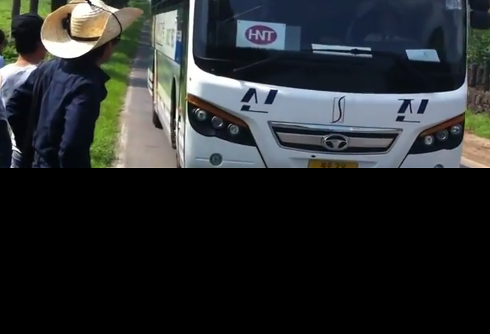 Mặc dù trên xe có rất nhiều người, chiếc xe vẫn tăng tốc lên dốc.