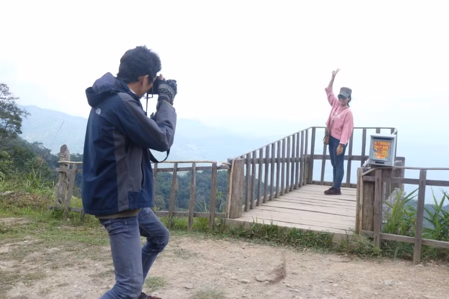 Khách du lịch “Check in” tại điểm du lịch Đỉnh Quế (huyện Tây Giang).