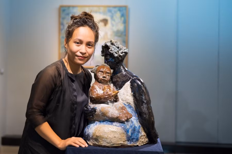 Họa sĩ Thu Hiền lấy cảm hứng sáng tạo từ bản năng của một người mẹ dành cho đứa con nhỏ bé của mình.