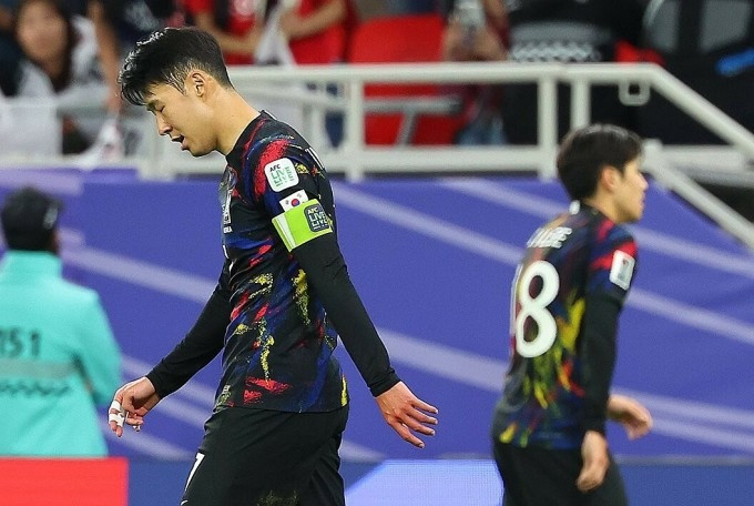 Son Heung-min đeo băng quấn khớp ngón tay do bị đàn em Lee Kang-in (phải) ‘tác động vật lý’ trước trận Hàn Quốc thua Jordan 0-2, ở bán kết Asian Cup 2023. Son Heung-min đeo băng quấn khớp ngón tay do bị đàn em Lee Kang-in (phải) ‘tác động vật lý’ trước trận Hàn Quốc thua Jordan 0-2, ở bán kết Asian Cup 2023.