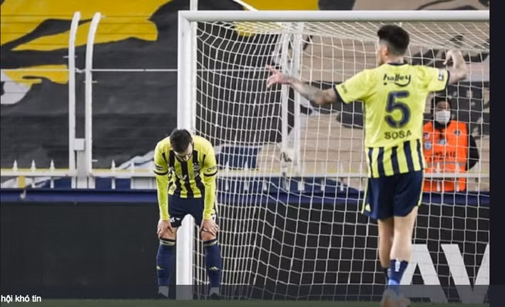 Ozil bỏ lỡ khó tin trong trận đấu tối 4/3.