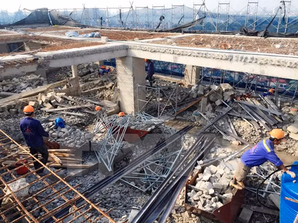 Hoạt động phá dỡ công trình 8B Lê Trực. Ảnh: Mạnh Khánh