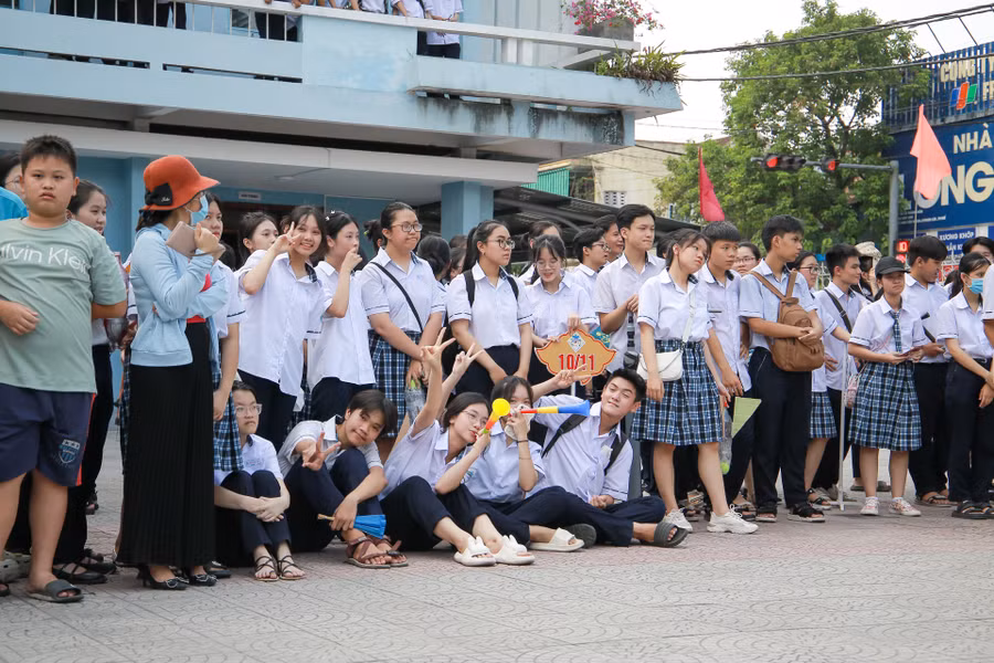 Học sinh tham gia ngày hội rất hứng thú tìm hiểu về khoa học, công nghệ.