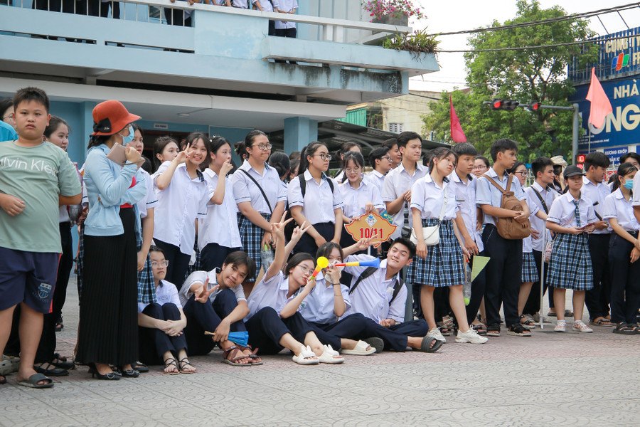 Học sinh tham gia ngày hội rất hứng thú tìm hiểu về khoa học, công nghệ.