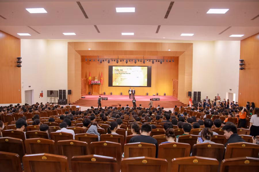 Các đại biểu, khách mời, Ban giám khảo và hàng trăm sinh viên tham gia, theo dõi cuộc thi.