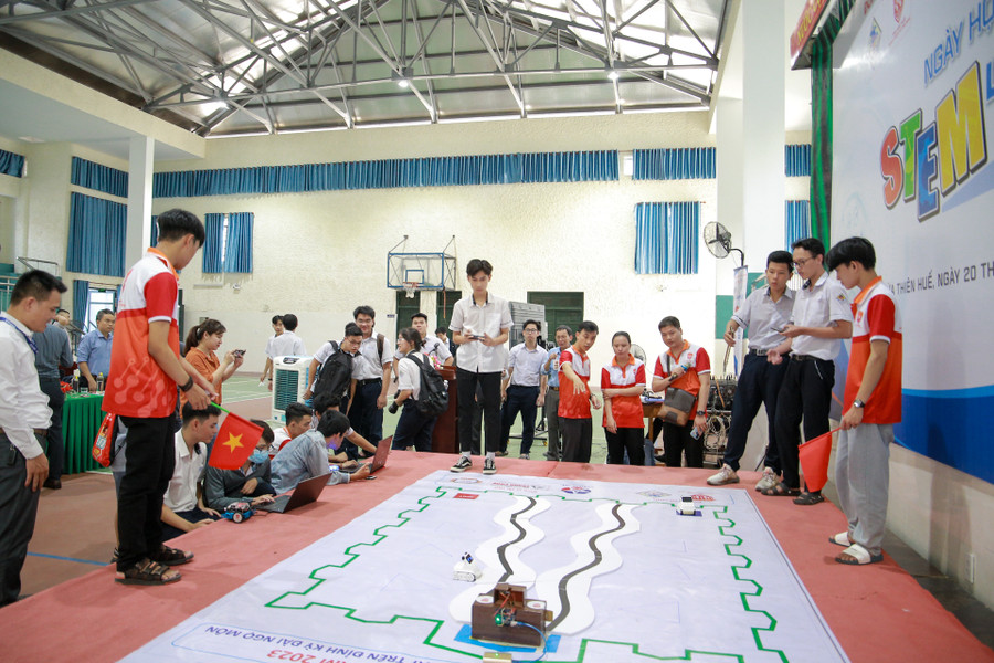 Học sinh rất thích thú với cuộc thi điều khiển rô bốt.