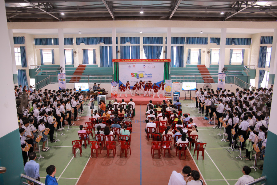 Học sinh Trường THPT Nguyễn Huệ, TP Huế trải nghiệm nhiều hoạt động tại ngày hội STEM.