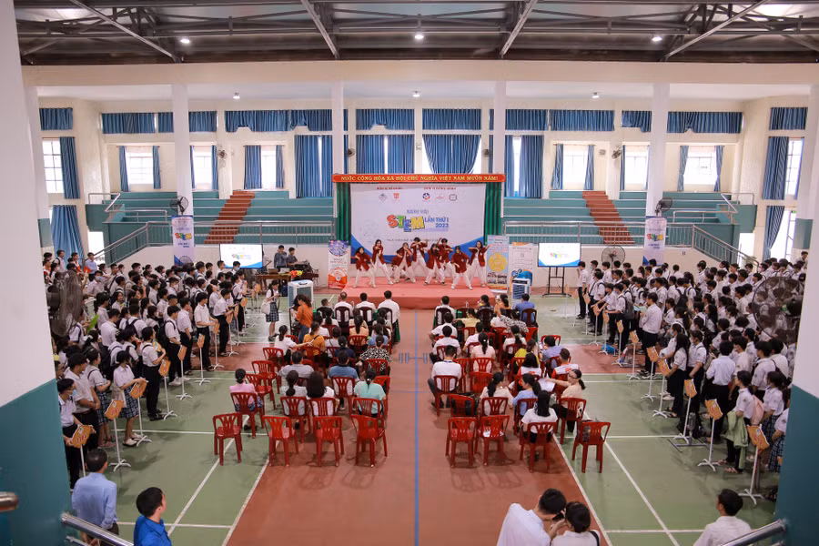 Học sinh Trường THPT Nguyễn Huệ, TP Huế trải nghiệm nhiều hoạt động tại ngày hội STEM.