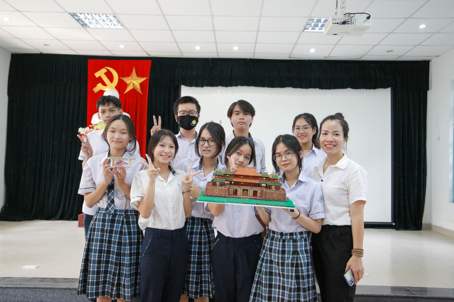 Học sinh tham gia phần thi thiết kế và chế tạo mô hình Đại Nội Huế và mô hình cầu Trường Tiền bằng đèn LED.