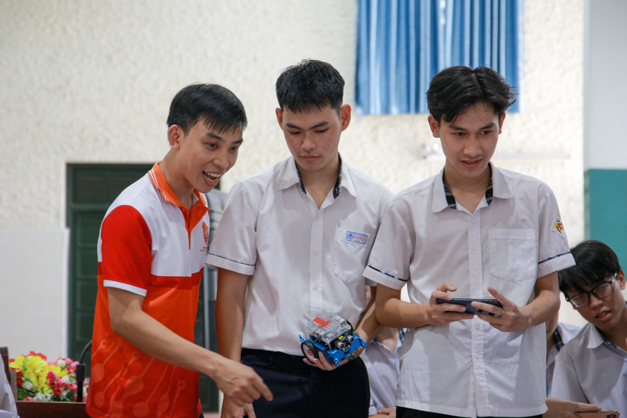 Học sinh Trường THPT Nguyễn Huệ tham gia cuộc thi điều khiển rô bốt dưới sự hướng dẫn của sinh viên Khoa Kỹ thuật và Công nghệ, ĐH Huế.