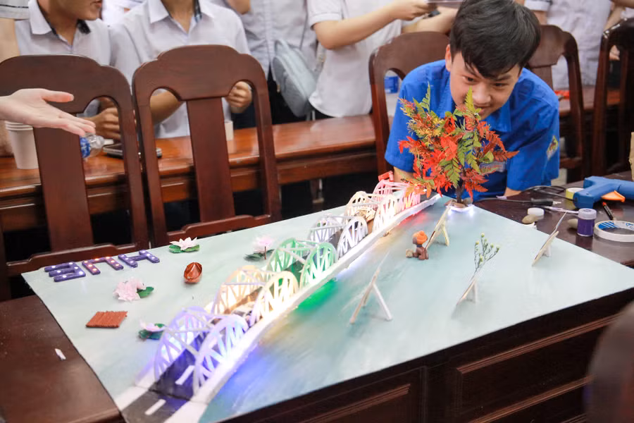 Học sinh tham gia phần thi thiết kế và chế tạo mô hình Đại Nội Huế và mô hình cầu Trường Tiền bằng đèn LED.
