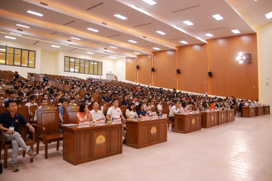 Các đại biểu, khách mời, Ban giám khảo và hàng trăm sinh viên tham gia, theo dõi cuộc thi.