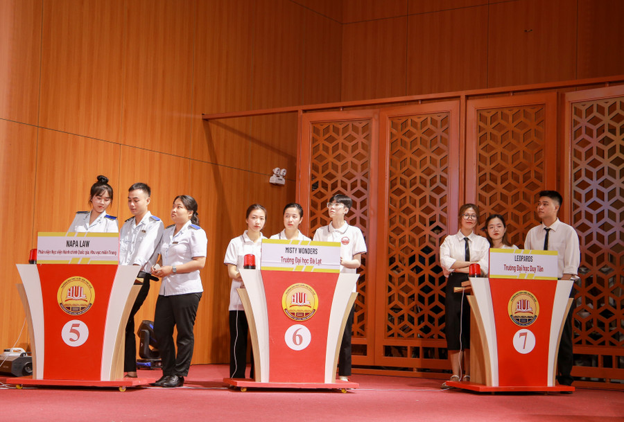 7 đội thi tham gia phần thi kiến thức chung với hàng loạt câu hỏi trắc nghiệm liên quan đến quyền SHTT. 7 đội thi tham gia phần thi kiến thức chung với hàng loạt câu hỏi trắc nghiệm liên quan đến quyền SHTT.
