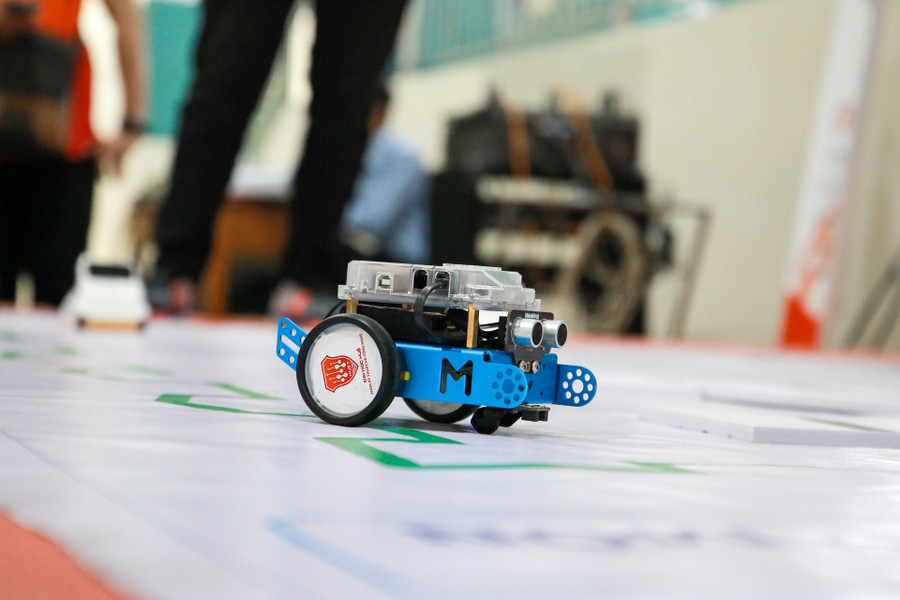 Học sinh Trường THPT Nguyễn Huệ tham gia cuộc thi điều khiển rô bốt dưới sự hướng dẫn của sinh viên Khoa Kỹ thuật và Công nghệ, ĐH Huế.