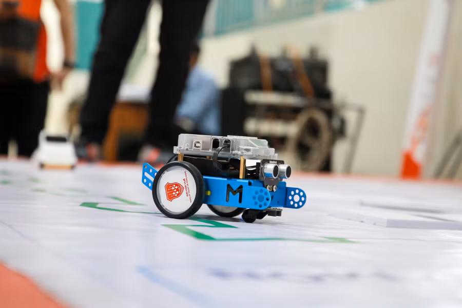 Học sinh Trường THPT Nguyễn Huệ tham gia cuộc thi điều khiển rô bốt dưới sự hướng dẫn của sinh viên Khoa Kỹ thuật và Công nghệ, ĐH Huế.