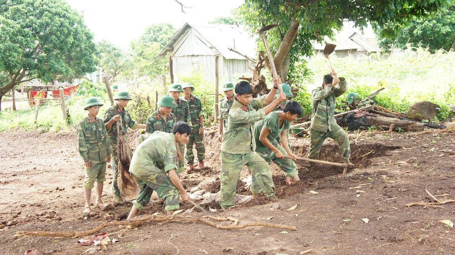 Chiến sĩ Sư đoàn 2 tham gia xây dựng nông thôn mới tại huyện Kong Chro (Gia Lai) . Ảnh: VGP/Minh Trang.