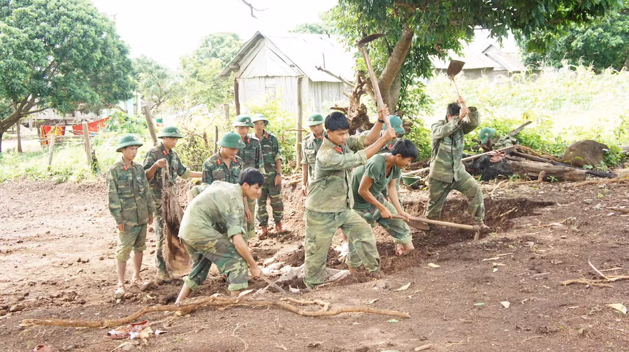 Chiến sĩ Sư đoàn 2 tham gia xây dựng nông thôn mới tại huyện Kong Chro (Gia Lai) . Ảnh: VGP/Minh Trang.