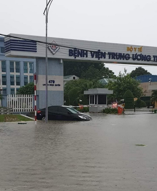 Trước cổng bệnh viện Trung ương Thái Nguyên