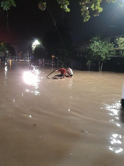 Ngập rất sâu, có bạn trẻ mang thuyền nhỏ ra bơi.
