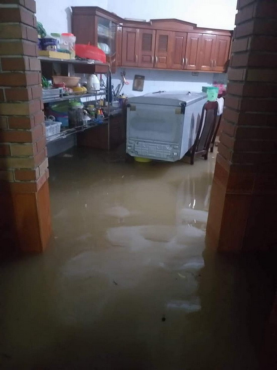 Nước tràn vào nhà dân lúc 4 - 5 giờ sáng nay