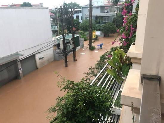 Các tuyến đường ở khu vực Ngã tư san nền của thành phố Thái Nguyên ngập sâu.