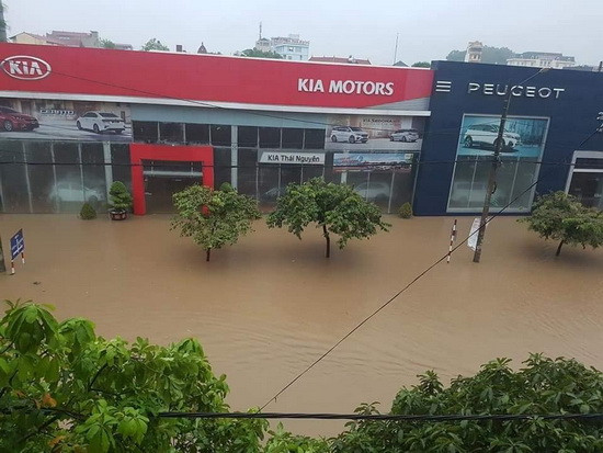 Đường Phan Đình Phùng ngập thành ao, không thể đi lại được dù lội bộ.