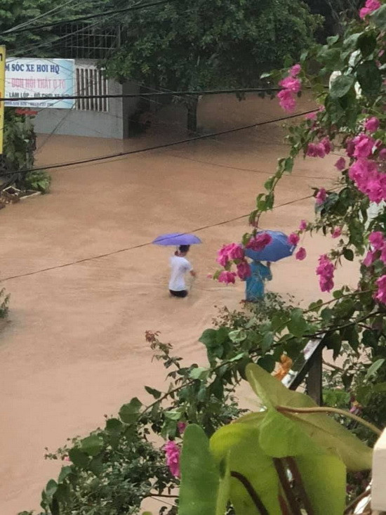 Khu vực Ngã tư san nền ngập đến ngang thắt lưng.