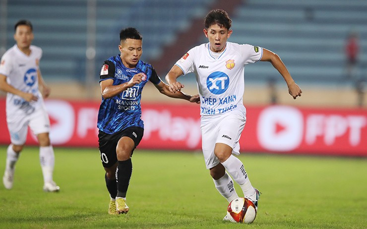 Hồng Duy đã lên tiếng xin lỗi sau khi tỏ thái độ với huấn luyện viên Vũ Hồng Việt ở trận Nam Định thắng câu lạc bộ Thành phố Hồ Chí Minh tại vòng 3 V.League 2023 -2024.