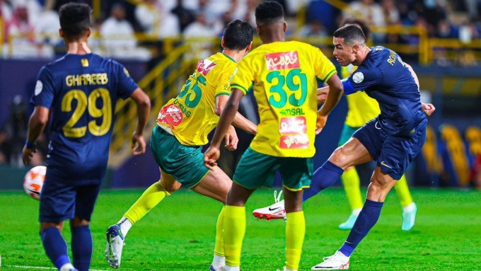 Ronaldo sút xa ghi siêu phẩm khi Al Nassr tiếp Al Khaleej trên sân Al Awal hôm 4/11