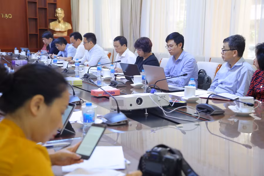 Đại diện các Cục, Vụ chức năng dự buổi làm việc. Ảnh: Việt Hà