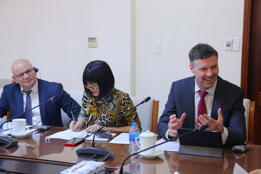 Ông Achim Fock và nhóm nghiên cứu của WB tại buổi làm việc. Ảnh: Việt Hà