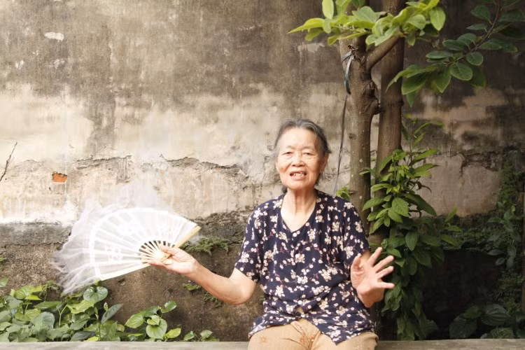 Nghệ nhân Vũ Thị Khiên tuy tuổi đã cao nhưng vẫn cố gắng trao truyền cho thế hệ kế cận.