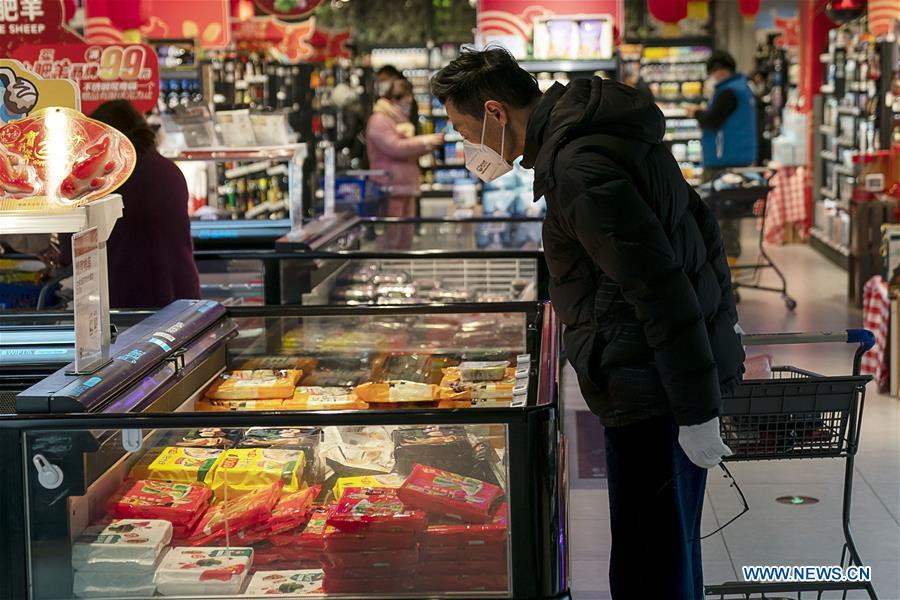 Cư dân trong hành phố bị cách ly vẫn chờ đợi các giải pháp ngăn chặn dịch bệnh hiệu quả từ chính quyền. Giua trung tam dich benh, nguoi dan Vu Han thap thom chao don nam moi hinh anh 3 wuha3.jpg