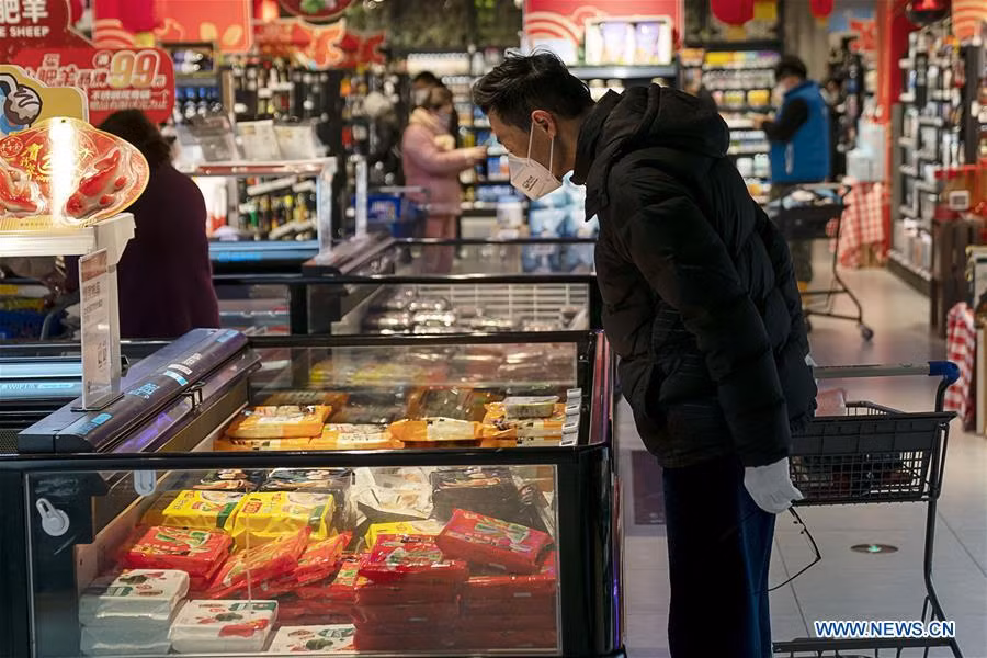 Giua trung tam dich benh, nguoi dan Vu Han thap thom chao don nam moi hinh anh 3 wuha3.jpg