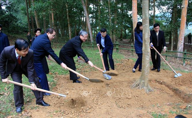 Đồng chí Trần Quốc Vượng, Ủy viên Bộ Chính trị, Thường trực Ban Bí thư trồng cây lưu niệm tại Khu di tích Khuân Điển, xã Kim Quan, huyện Yên Sơn, tỉnh Tuyên Quang.