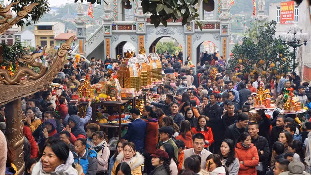 Biển người đổ về xin lộc Bà Chúa Kho ngày mùng 5 Tết - 2