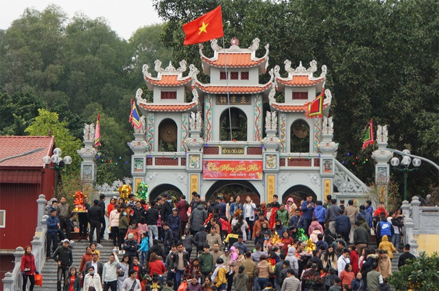 Biển người đổ về “xin lộc” Bà Chúa Kho ngày mùng 5 Tết