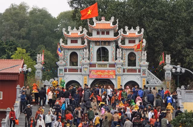 Biển người đổ về “xin lộc” Bà Chúa Kho ngày mùng 5 Tết